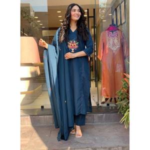 NEW LAUNCHING WOMEN SALWAR KAMEEZ REYON SLUB EMBROIDERED GAJARO ERIE <b>PRESENTED</b> FORMAL PARTY - Product Image 1