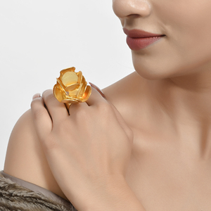 Nouveau Vintage en relief fleur forme grosse bague en laiton plaqué or exquis tempérament bague bijoux pour femmes hommes - Product Image 2