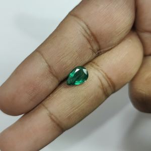 Esmeralda Verde de 1.48 Quilates en Forma de Pera, Gema Suelta de Zambia - Product Image 1