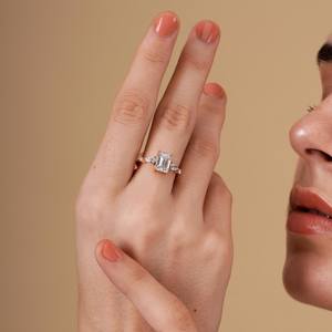 Anillo de Compromiso con Diamante Cultivado en Laboratorio con Corte Esmeralda en Oro Amarillo Sólido de 18K con Diamantes Laterales en Forma de Pera y Redondos, Certificado VVS2 - Product Image 2