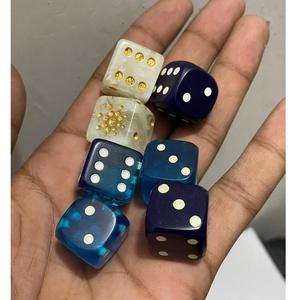 Juego de dados minimalistas de resina, azul, blanco, con puntos dorados, artesanal, coleccionable, para juegos de mesa. - Product Image 1