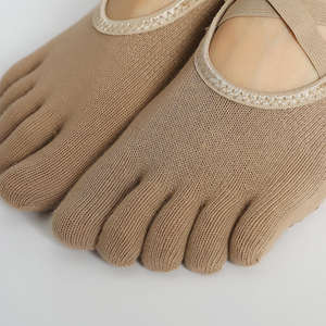 Chaussettes de yoga antidérapantes à double sangle croisée pour femmes, chaussettes à cinq doigts pour l'été, pour les sports et la danse en intérieur - Product Image 4