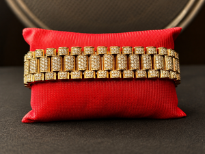 Montre de luxe en or jaune pour homme avec cadran à chiffres romains, pavée de diamants VVS et de moissanite, mouvement à quartz analogique rond - Product Image 2