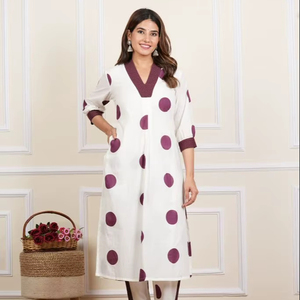 Conjunto de Kurta para Mujer, de Algodón Blanco Cambray con Estampado de Puntos, Largo hasta la Pantorrilla, Cuello en V, Secado Rápido, Detalles Kantha, Tres Cuartos - Product Image 1