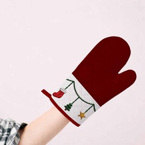 Beautiful Christmas Embroidery Design Oven Mitts <b>Red</b> Color Indian Manufacturer Oven Mitts Heat Insulation for Oven Use. - Product Image 4