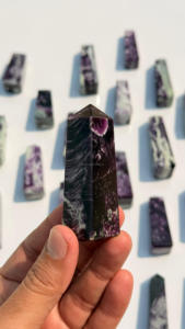 Cristal de Kammererita Natural Tallado a Mano, Piedra Curativa Púrpura Pulida, Generador de Energía Reiki, Decoración para el Hogar, Punta de Cristal - Product Image 4