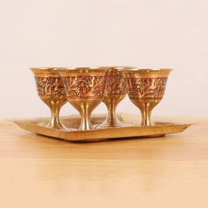 Ensemble de 4 verres à vin en laiton avec plateau de service, gobelets à vin avec finition en laiton décorative, ensemble de vaisselle de luxe pour la table à manger et la maison - Product Image 1