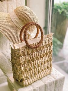 กระเป๋าถือสานมือสำหรับฤดูร้อน กระเป๋าสะพายไหล่ลำลองสำหรับผู้หญิง กระเป๋าเดินทางชายหาด  ตกแต่งด้วยไข่มุก ขนนก ปักลายโบว์  ซิปเวียดนาม  ลายดอกไม้ - Product Image 2