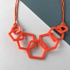 Collier géométrique rond en résine orange, unisexe, tendance, perles faites à la main, bijoux pour fête et mariage - Product Image 1