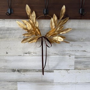 Corona de laurel dorada con aro minimalista decorado con hojas ascendentes y una larga y elegante cinta marrón para decoración - Product Image 3