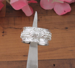 แหวนแต่งงานแบบคลัสเตอร์ประดับเพชรหรูหรา ดีไซน์เนอร์ออกแบบ สำหรับทั้งชายและหญิง เครื่องประดับแฟชั่นทันสมัย สีเงิน คลาสสิก ขายส่งจำนวนมาก - Product Image 5