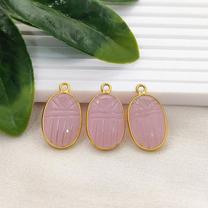 Colgante de calcedonia rosa tallada a mano con diseño de escarabajo, amuleto chapado en oro, proveedores de joyería con amuletos tallados de calcedonia rosa con diseño de mariquita - Product Image 1