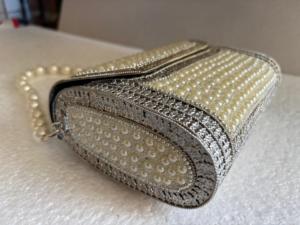 Bolso de mano de lona con perlas y adornos plateados, estilo clásico, para novias, fiestas, bodas, con correa de cadena. - Product Image 4