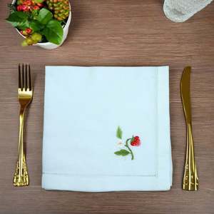 Serviettes en tissu personnalisées en gros, brodées fraise, serviettes de table en coton à ourlet festonné, cadeaux pour la maison, l'hôtel et les mariages - Product Image 1