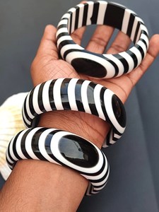 Bracelets en résine rayés noir et blanc, forme ronde, bijoux faits à la main, bracelets de mode unisexes, cadeaux et artisanat - Product Image 5
