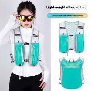Gilet d'hydratation noir avec dos en maille et bretelles réglables pour la randonnée et les activités de plein air, construction en nylon durable - Product Image 3