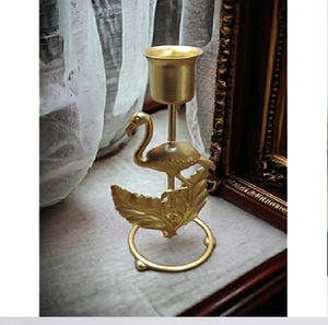 Porte-bougies vintage en or en forme de paon pour une décoration élégante du cheminée, disponibles en gros en paire. - Product Image 2