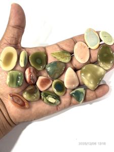 Pierre précieuse naturelle de jaspe impérial, cabochon, formes et tailles variées, environ 20 à 30 mm - Product Image 3