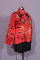 Veste courte respirante en tissu Suzani rouge brodée à la main avec des motifs d'oiseaux et de fleurs, idéale pour les mariages et les occasions festives d'automne