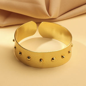 Brazalete Geométrico Ancho Clásico Minimalista Hecho a Mano con Tachuelas de Latón Chapado en Oro Mate - Product Image 1