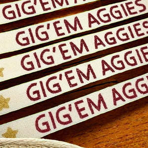 Correa de Bolso con Cuentas de Vidrio y Letras Bordadas a Mano, Diseño de Lujo Moderno, Artesanía MS, Color y Forma Personalizables - Product Image 1