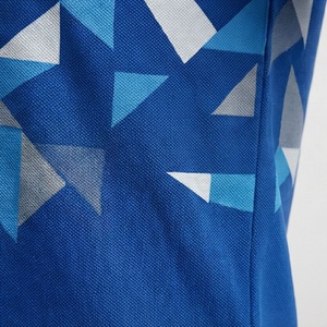 Polo à manches courtes pour homme, imprimé géométrique bleu, 100% polyester, tricoté, respirant, coupe décontractée - Product Image 5