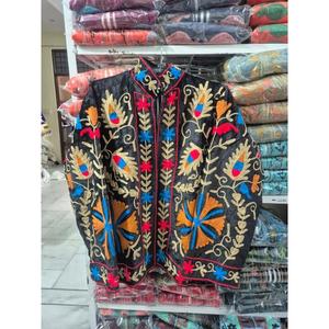 Chaqueta de terciopelo Suzani Lavinas para festivales, hecha a mano, reversible, acolchada, transpirable, floral, estilo vintage bohemio, ropa exterior de invierno de Rajasthan - Product Image 1