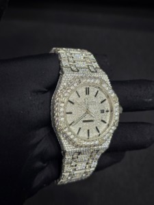 Reloj de Diamantes Elegante de Calidad de Exportación, Reloj de Pulsera Chapado en Oro Rosa con Brillantes Cristales, Disponible para la Venta - Product Image 2