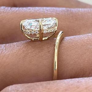 Anillo solitario de diamante con corte cojín en oro amarillo macizo, anillo de compromiso con diamante cultivado en laboratorio, anillo de promesa moderno y minimalista para ella. - Product Image 3