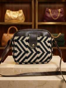 กระเป๋าสะพายข้างพิมพ์ลายเรขาคณิตแฮนด์เมดสำหรับผู้หญิงดีไซน์เชฟรอน - Product Image 2