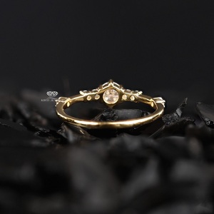 Anillo de Compromiso de Diamantes de Corte Brillante Redondo en Oro Amarillo para Mujer, de Excelente Calidad, Estilo Clásico, Piedra Natural - Product Image 3