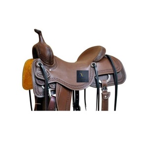 Sillín de cuero marrón para carreras de barriles estilo western con asiento rígido, diseño de ondas grabado a mano y correas de latigo - Product Image 2
