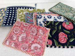 Pochette en tissu de coton matelassé imprimé à la main, écologique, sac de voyage pour maquillage et trousse à cosmétiques multi-usages - Product Image 5