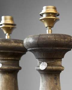 Lampe de table en bois de style campagnard, base de pied en bois sculpté rustique faite à la main avec abat-jour en tissu noir pour la décoration de la chambre à coucher et du salon - Product Image 3