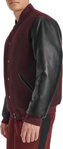 Veste bomber varsity en laine bordeaux avec manches en simili cuir noir, broderie chenille personnalisée - Product Image 4