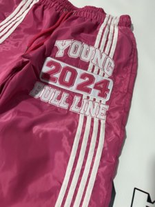 Conjunto deportivo cortavientos personalizado con pantalones jogger y chaqueta transpirable de dos piezas para hombre con apliques bordados. - Product Image 4