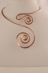 Collier en fil de cuivre fait main avec motif en spirale, bijoux en métal à la mode, motif de défilement exquis - Product Image 3