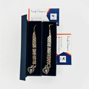 Pinzas para Pestañas con Diseño de Guepardo de Somofy Enterprises, con Dijes de Corazón, Acero Inoxidable, Punta de Precisión, Agarre Perfecto, 10 mm de Longitud, en Caja - Product Image 3