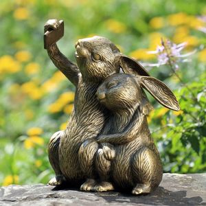 Statue de lapin en aluminium léger, facile à placer sur les étagères, les tables et les présentoirs décoratifs - Product Image 1