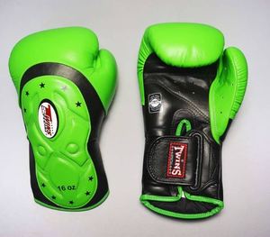 Gants de boxe d'entraînement professionnels en cuir de vachette de qualité supérieure, rembourrage haute densité, 16 oz, légers, fermeture auto-agrippante, personnalisables - Product Image 2