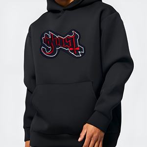 Sudadera con Capucha Negra con Parche de Letras Góticas, Estilo Urbano, Personalizable con Logotipo, Fabricante OEM/ODM, Proveedor Mayorista de Ropa - Product Image 1