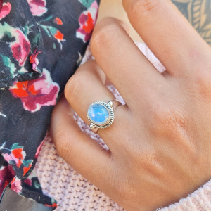 แหวนมูนสโตนธรรมชาติ สไตล์โบโฮ ทำมือ เครื่องประดับพลอยแท้ แหวนเงินแท้ 925 สำหรับผู้หญิง ของขวัญสำหรับเธอ - Product Image 2