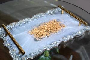 Plateau en résine blanche perlée fait main avec bord en verre et paillettes dorées - Product Image 4