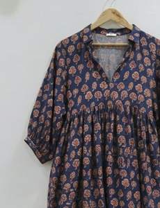 Robe mi-longue traditionnelle indienne pour femme, 100 % coton, faite main, tissée, motif floral dessiné à la main, col en V, manches bouffantes, coupe trapèze, formelle, naturelle - Product Image 2