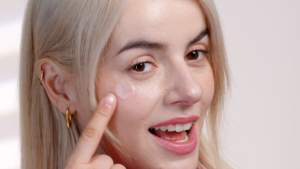 Parche Facial Coreano de Microagujas Disolubles de Marca Privada para el Cuidado de Manchas Oscuras con Niacinamida y Ácido Tranexámico para Adolescentes - Product Image 1