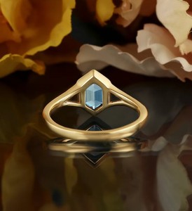 Bague de fiançailles et de mariage en argent sterling 925 plaqué or avec pierre précieuse Alexandrite taille hexagonale à changement de couleur pour occasions festives - Product Image 3