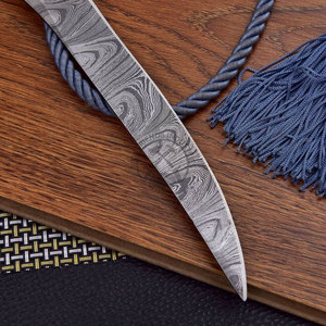 มีดแล่เนื้อดามัสกัสรุ่นใหม่ยอดนิยม ใบมีด 8 นิ้ว ใช้ได้ทั้งมือซ้ายและขวา ผลิตตามสั่ง สำหรับล่าสัตว์ ตกปลา ใช้งานทั่วไป สำหรับเชฟ ด้ามจับเรซิ่นสีน้ำเงิน พร้อมบอสเทอร์เหล็ก - Product Image 6