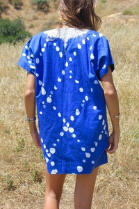 Tunique artisanale en coton 100% brodée au point de chaînette, collection d'art populaire, taille XL, décontractée, à manches courtes, motif floral, grande taille, coupe trapèze, pour l'été - Product Image 2