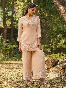 Conjunto de Kurta y Palazzo Elegante para Mujer, Color Beige, con Cuentas Florales, Viscosa, Manga Larga, Cuello en V, Bordado, para Fiesta de Graduación o Boda - Product Image 4