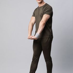 Conjunto deportivo de verano para hombre hecho a medida en EE. UU., camiseta y pantalones, ligero, transpirable, para gimnasio, deporte, fitness, informal y elegante. - Product Image 5